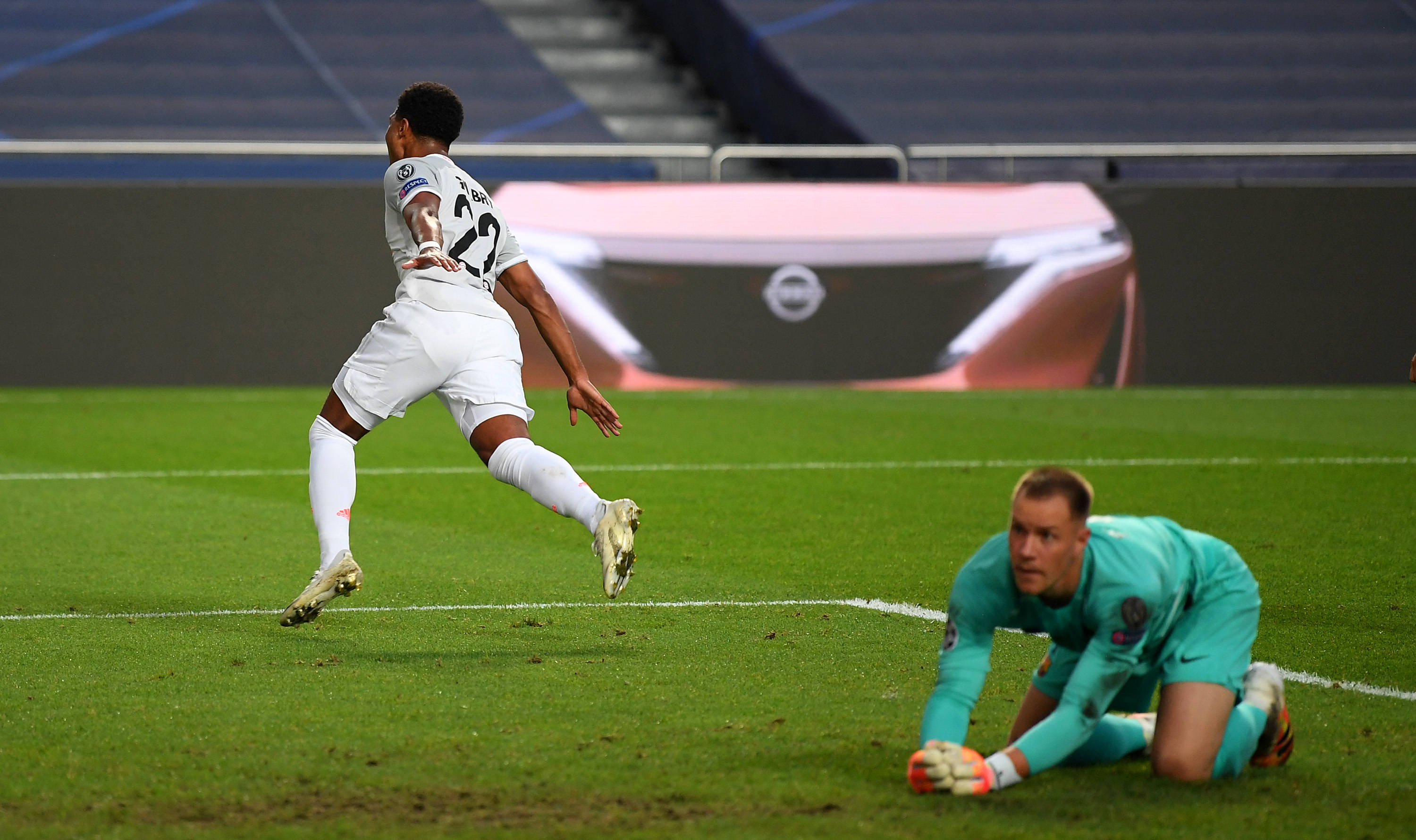 足球欧冠淘汰赛对阵激烈，主帅直言无弱旅（欧冠淘汰赛对决白热化，主帅坦言不存在弱旅）